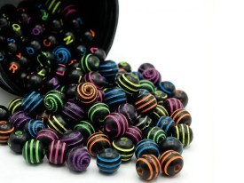 Cuentas plasticas bolitas negras lineas multicolor 